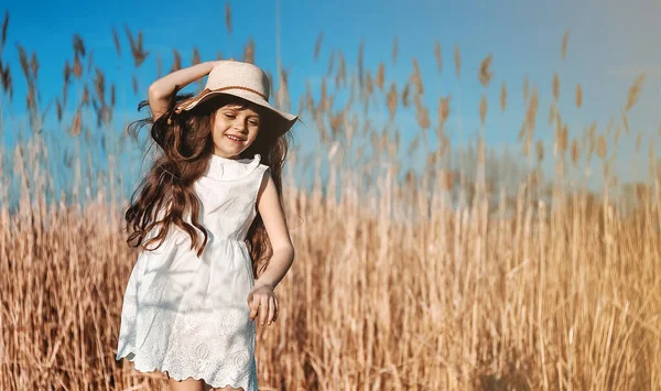 Cute Smiling Girl Hat Has Fun Outdoors — Stock Photo, Image