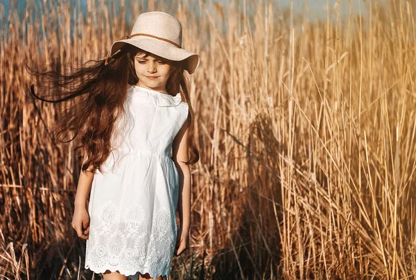 Menina Sorridente Bonito Chapéu Diverte Livre — Fotografia de Stock