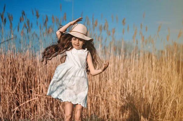 Şapkalı Sevimli Kız Dışarıda Eğleniyor — Stok fotoğraf
