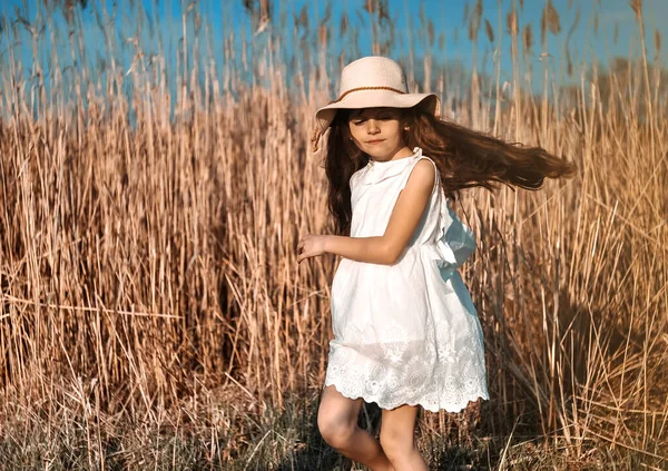Cute Tersenyum Gadis Topi Memiliki Menyenangkan Luar Ruangan — Stok Foto