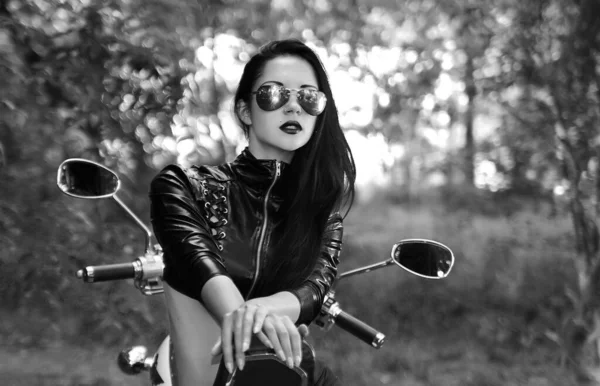 黒と白の写真の美しいですバイカー女性Posingとともにオートバイ屋外 — ストック写真