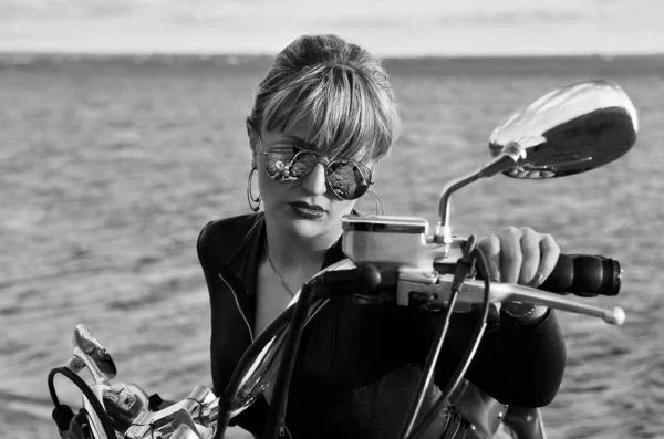 Schwarz Weiß Foto Von Schönen Biker Frau Posiert Mit Motorrad — Stockfoto