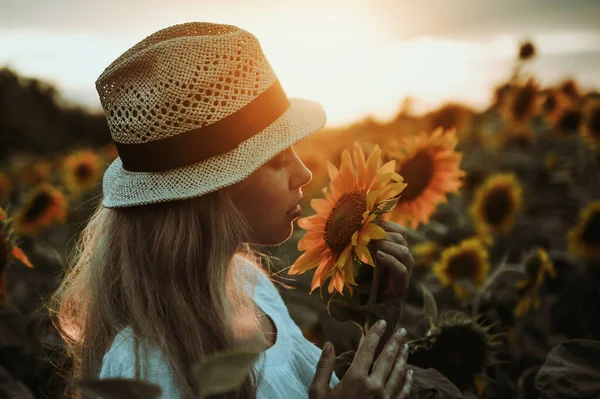 Schöne Frau Auf Der Wiese Mit Sonnenblumen — Stockfoto