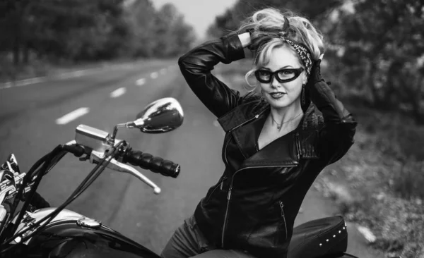 Kobieta Pozująca Motocyklem Zewnątrz Czarno Białe Zdjęcie Pięknej Kobiety Rowerzystki — Zdjęcie stockowe