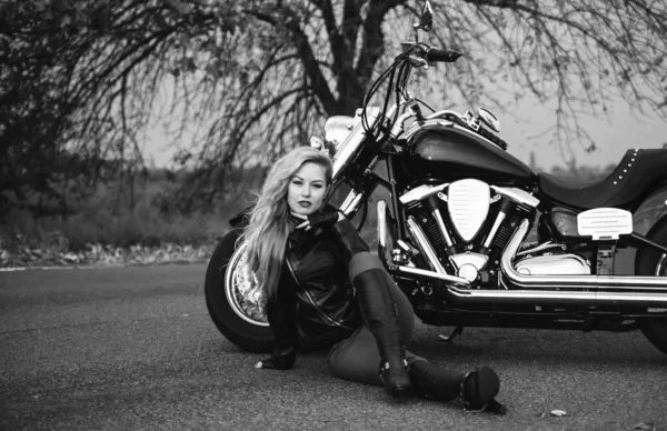 Mulher Posando Com Motocicleta Livre Preto Branco Foto Bela Mulher — Fotografia de Stock