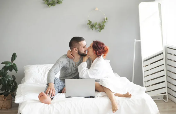 Man Och Kvinna Kommunicerar Laptop Lycklig Familj Morgonen Sängen Hemma — Stockfoto