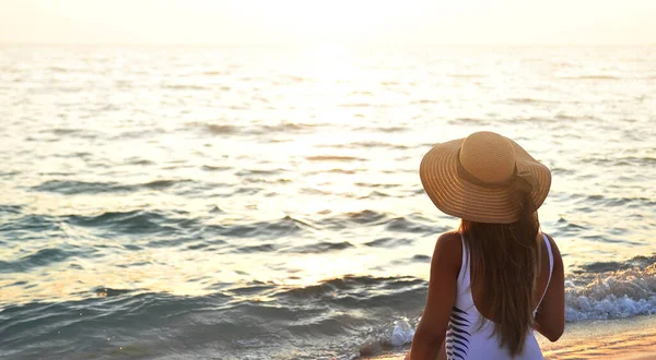 Літній Час Жінка Великому Капелюсі Скляним Вином Пляжі Заходу Сонця — стокове фото