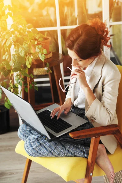 Donna Con Portatile Lavora Casa Donna Giacca Ufficio Pantaloni Casa — Foto Stock