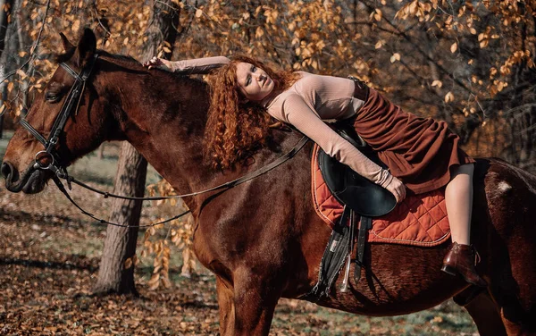 Portrait Belle Femme Aux Cheveux Roux Avec Cheval Extérieur — Photo