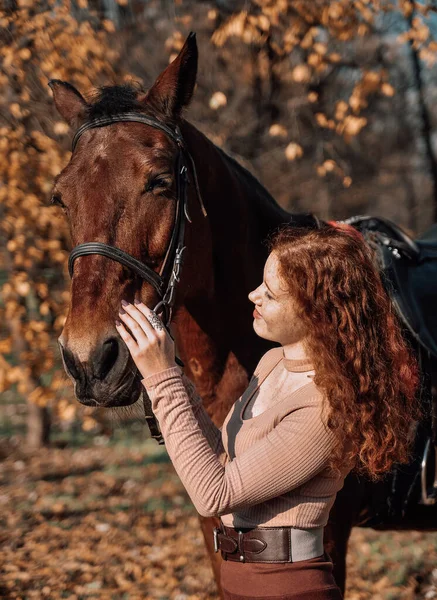 Retrato Hermosa Mujer Pelirroja Con Caballo Aire Libre —  Fotos de Stock