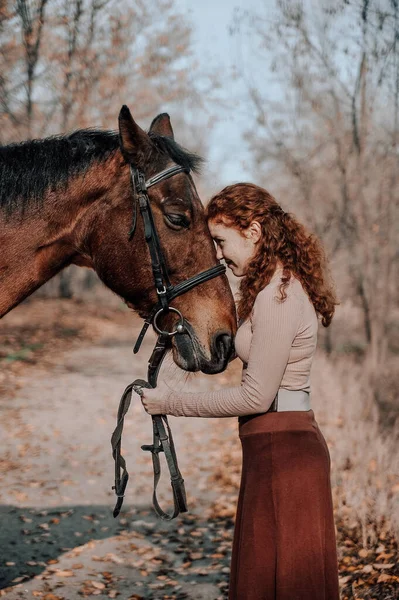 Portret Van Een Prachtige Roodharige Vrouw Met Paard Buiten — Stockfoto