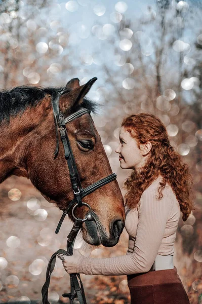 Retrato Bela Mulher Ruiva Com Cavalo Livre — Fotografia de Stock