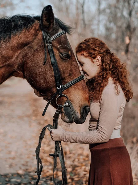 美丽的红头发女人在户外骑马的画像 — 图库照片