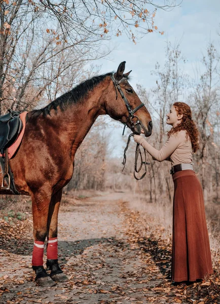 Retrato Hermosa Mujer Pelirroja Con Caballo Aire Libre — Foto de Stock