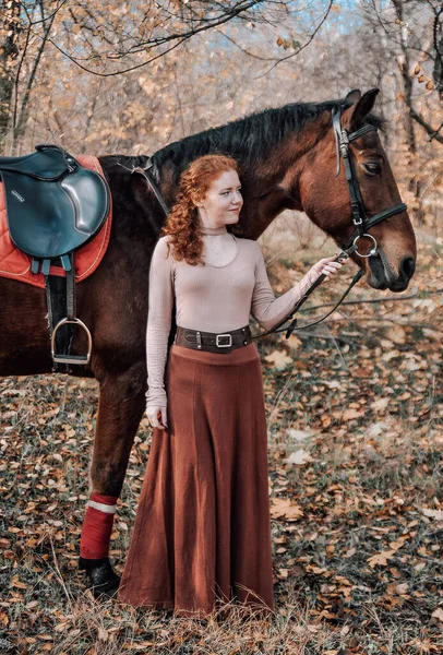 Retrato Bela Mulher Ruiva Com Cavalo Livre — Fotografia de Stock