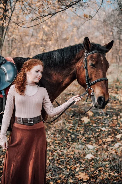 Retrato Bela Mulher Ruiva Com Cavalo Livre — Fotografia de Stock