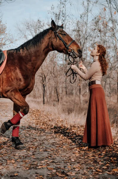 Portrait Belle Femme Aux Cheveux Roux Avec Cheval Extérieur — Photo