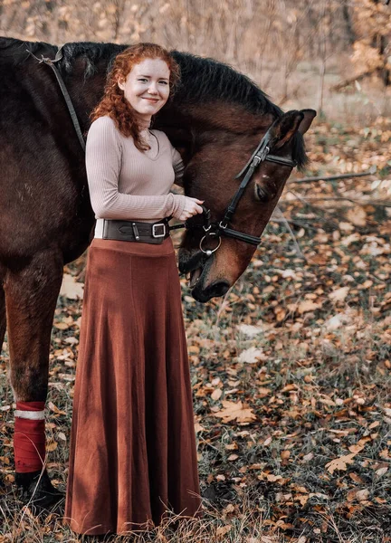 Portrait Belle Femme Aux Cheveux Roux Avec Cheval Extérieur — Photo