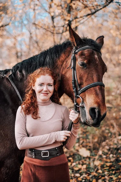 Porträtt Vacker Rödhårig Kvinna Med Häst Utomhus — Stockfoto