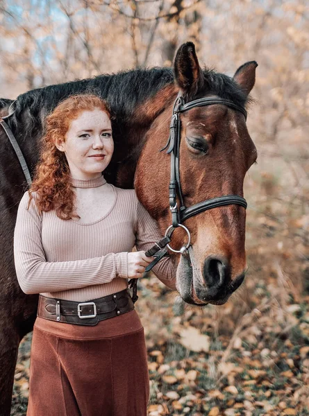 Retrato Hermosa Mujer Pelirroja Con Caballo Aire Libre —  Fotos de Stock