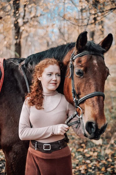 Ritratto Bella Donna Dai Capelli Rossi Con Cavallo All Aperto — Foto Stock