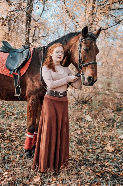 Портрет Красивой Рыжеволосой Женщины Лошадью Открытом Воздухе — стоковое фото