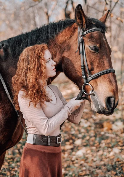 Porträtt Vacker Rödhårig Kvinna Med Häst Utomhus — Stockfoto