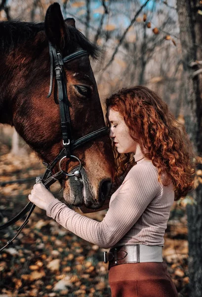 Ritratto Bella Donna Dai Capelli Rossi Con Cavallo All Aperto — Foto Stock