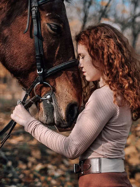 美丽的红头发女人在户外骑马的画像 — 图库照片