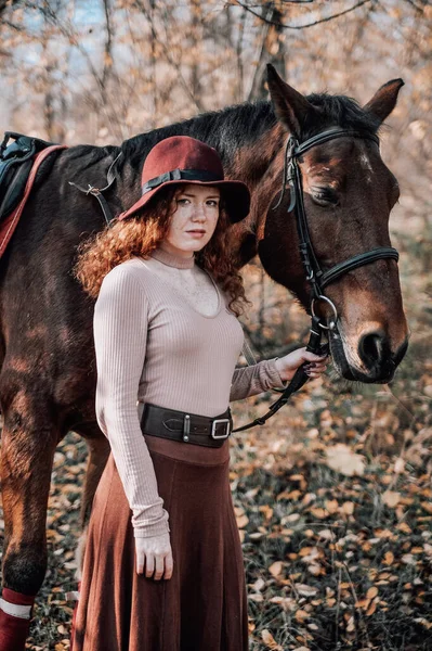 Ritratto Bella Donna Dai Capelli Rossi Con Cavallo All Aperto — Foto Stock