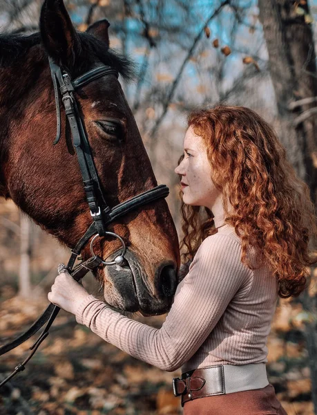 Ritratto Bella Donna Dai Capelli Rossi Con Cavallo All Aperto — Foto Stock