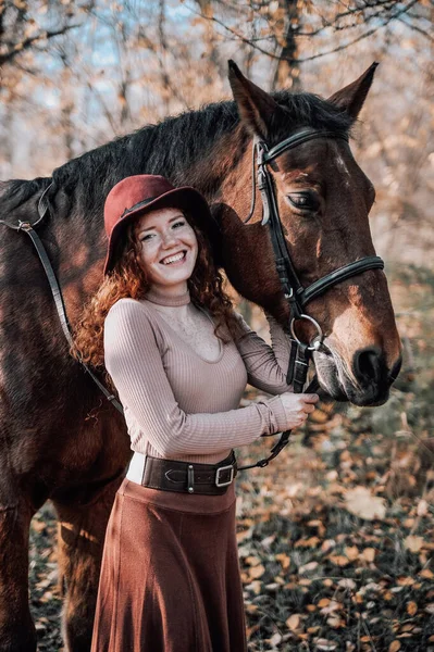 Retrato Bela Mulher Ruiva Com Cavalo Livre — Fotografia de Stock