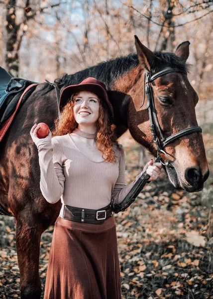 Porträt Der Schönen Rothaarigen Frau Mit Pferd Freien — Stockfoto
