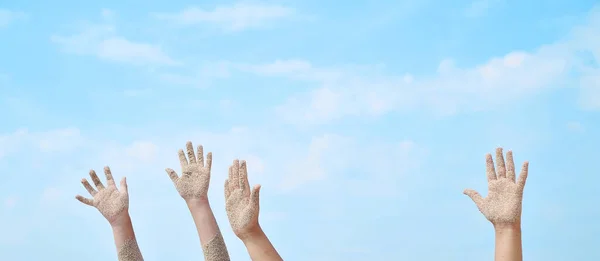 Niño Manos Cielo Fondo —  Fotos de Stock