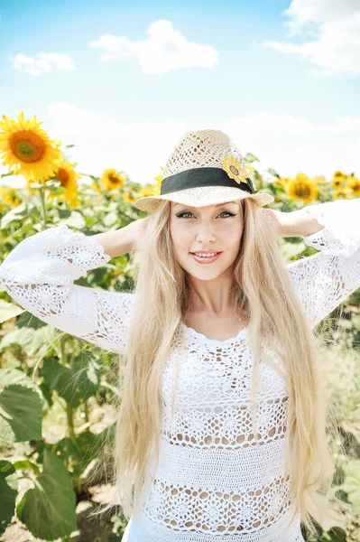 Belle Femme Dans Pré Avec Des Tournesols — Photo