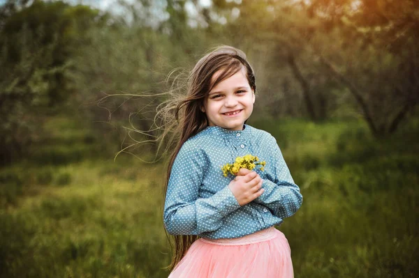 Leende Liten Flicka Poserar Ensam Den Mörka Ängen — Stockfoto