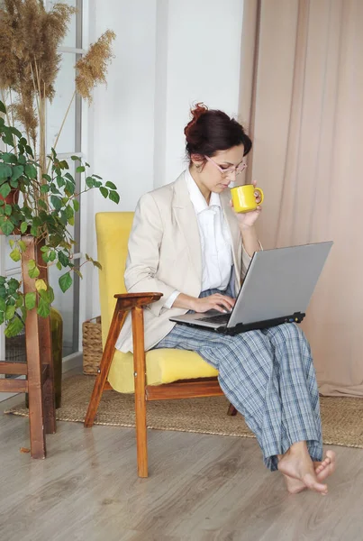 Donna Con Portatile Lavora Casa Donna Giacca Ufficio Pantaloni Casa — Foto Stock