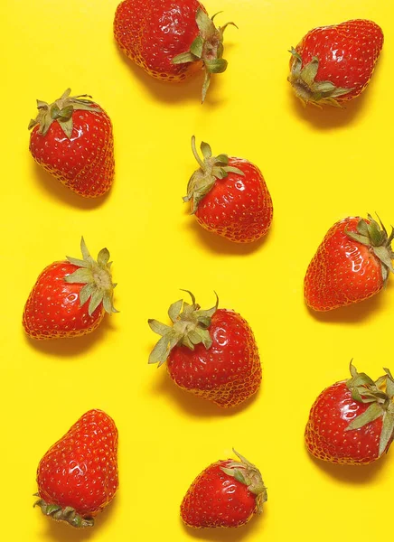 Set Con Fresas Sobre Fondo Colorido —  Fotos de Stock