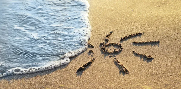 Σύμβολο Του Ήλιου Γραμμένο Στην Άμμο Παραλία Σάνσετ Θερινό Φόντο — Φωτογραφία Αρχείου