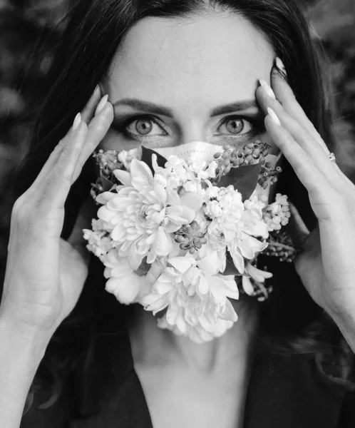 花と保護マスクの美しい女性の肖像 — ストック写真