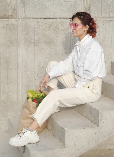 Stilvolle Schöne Frau Hält Bastelpapiertüte Mit Gemüse Der Hand Die — Stockfoto