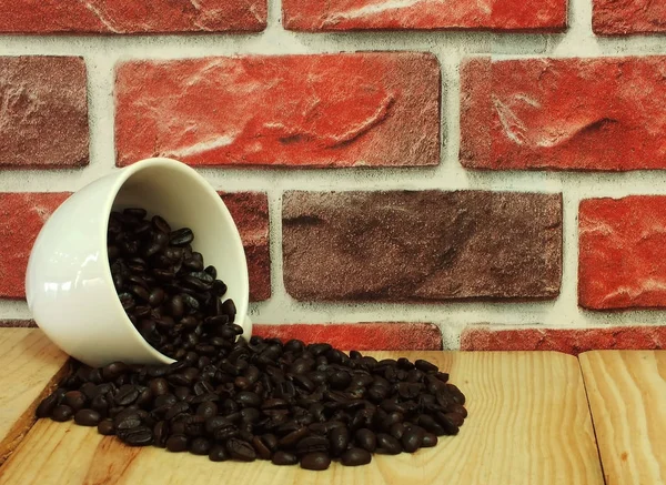 Białe Filiżanki Kawy Przewróciły Się Ziarna Kawy Rozlały Się Drewnianą — Zdjęcie stockowe