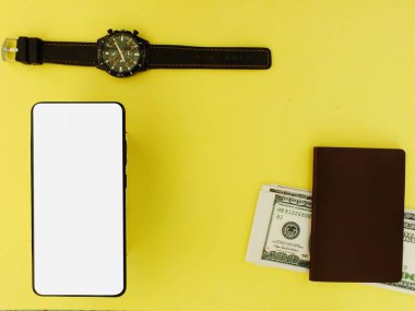 En iyi 100 dolarlık banknotu ve sarı arka plan hesap makinesi üst görünümlü beyaz ekran akıllı telefon.