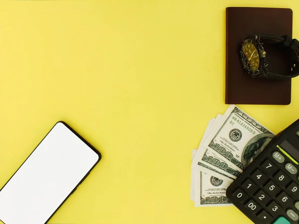 Smartphone Mit Weißem Bildschirm Oberem 100 Dollar Schein Und Gelbem — Stockfoto