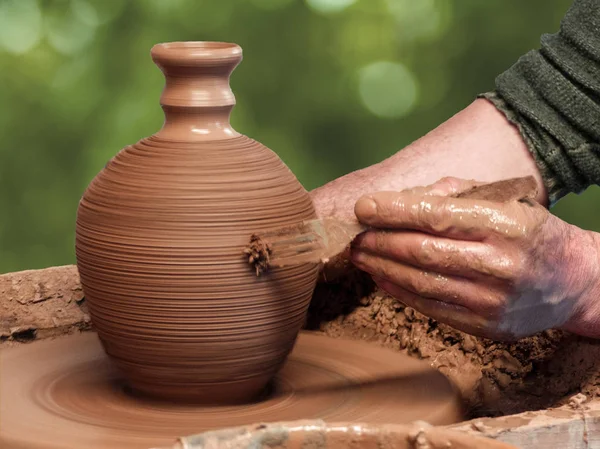 Potter makes a clay vase — Stock Photo, Image