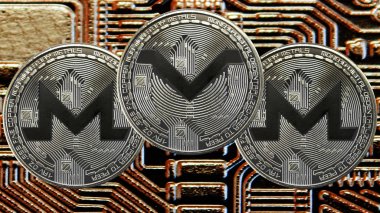 Gümüş sikke cryptocurrency Monero ve Monerov altın cicuit arka plan üzerinde. Xmv ve Xmr para birimi.