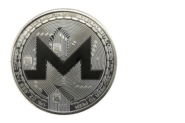 Gümüş sikke cryptocurrency Monero beyaz zemin üzerinde. Xmr para birimi.