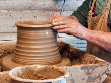 Bir çömlekçi elinde bir yaparım