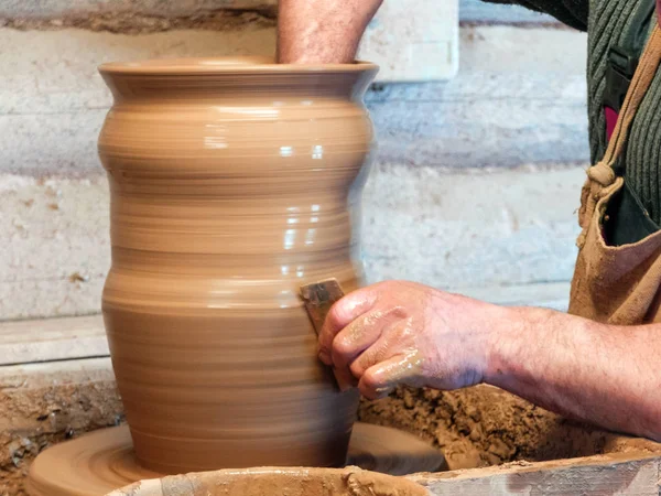 Hands of a Potter make a big pot — Stock Photo, Image