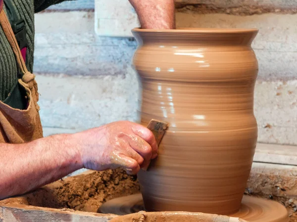 Hands of a Potter make a big pot — Stock Photo, Image